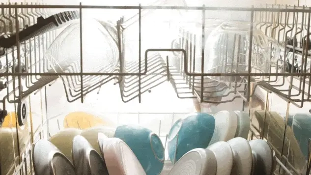 ein sich wiederholendes Video von Innen in einem Geschirrspüler wie der untere Schub herausgezogen wird