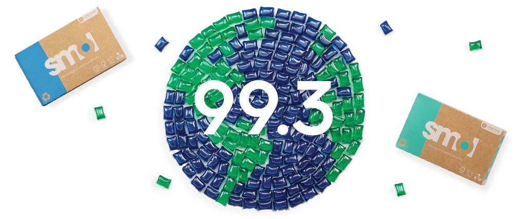 ein aus grünen und blauen smol Kapseln gelegter Globus, darauf in weiß die Aufschrift "99.3". Daneben zwei smol Packungn