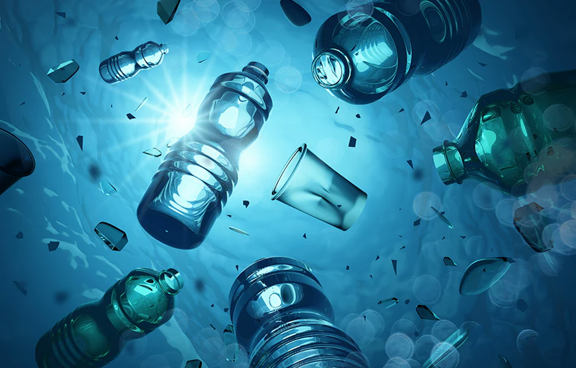 Plastikflaschen und Becher, die im Wasser schwimmen