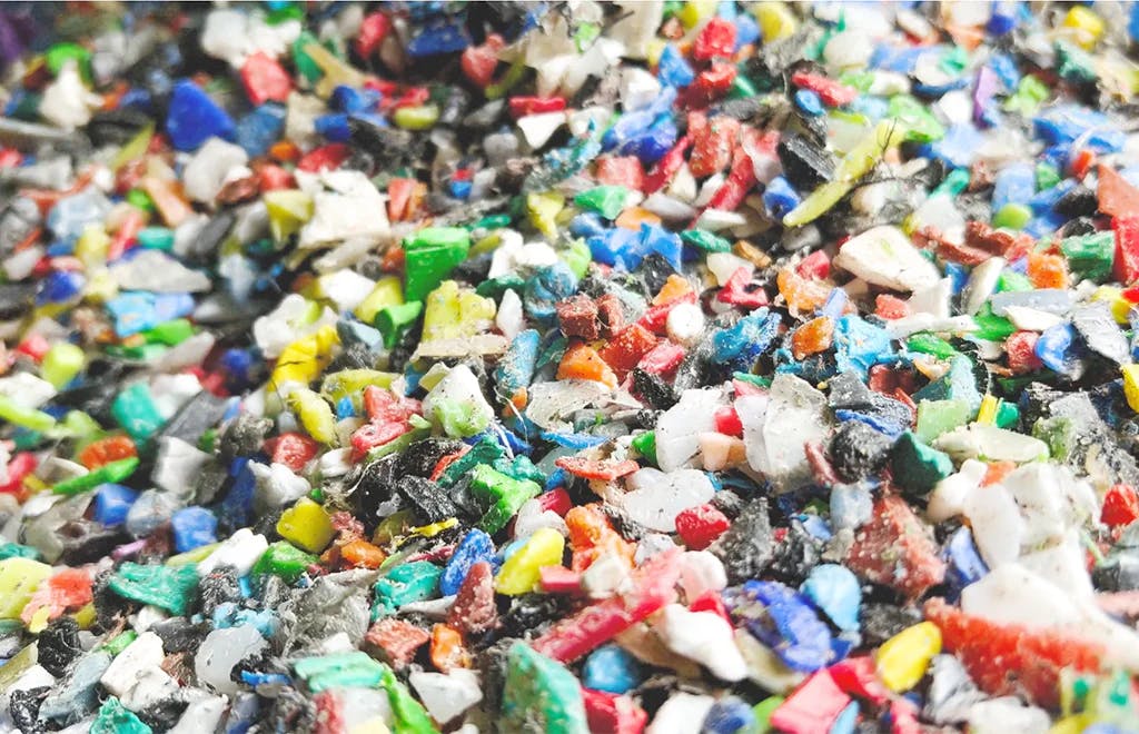 eine große Menge ausgebreitetr alter Plastikartikel