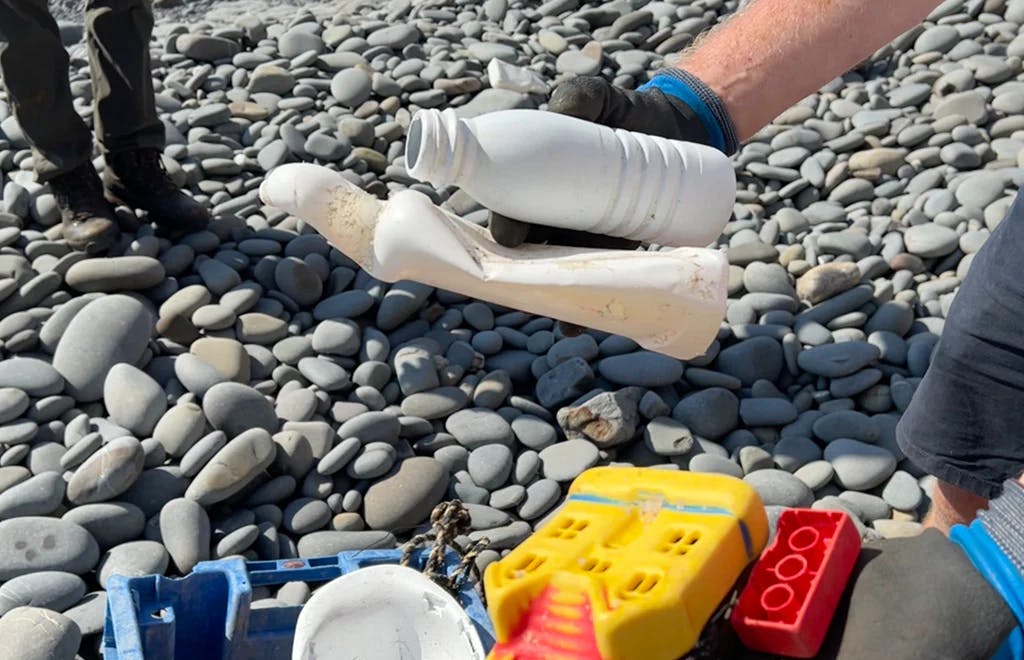 Plastikartikel am Strand nach einem Beach-Clean