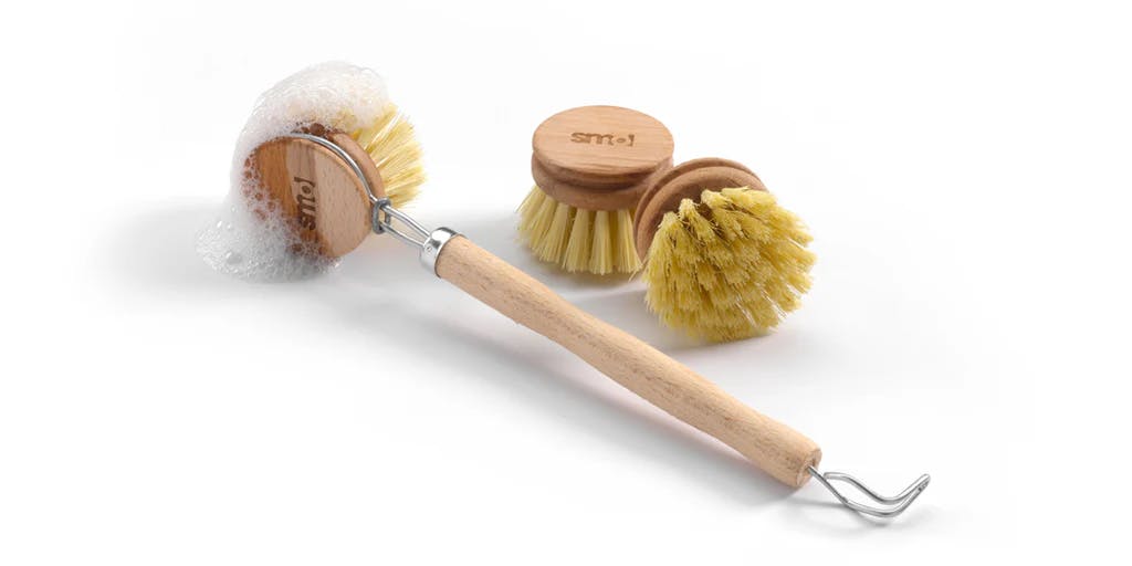 smol wooden dishbrush