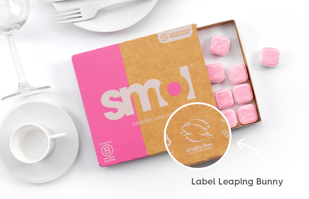 pack de tablettes lave-vaisselle avec le tiroir ouvert révélant des tablettes et avec un zoom sur le label Leaping Bunny, garantissant des produits vegan et sans-cruauté.