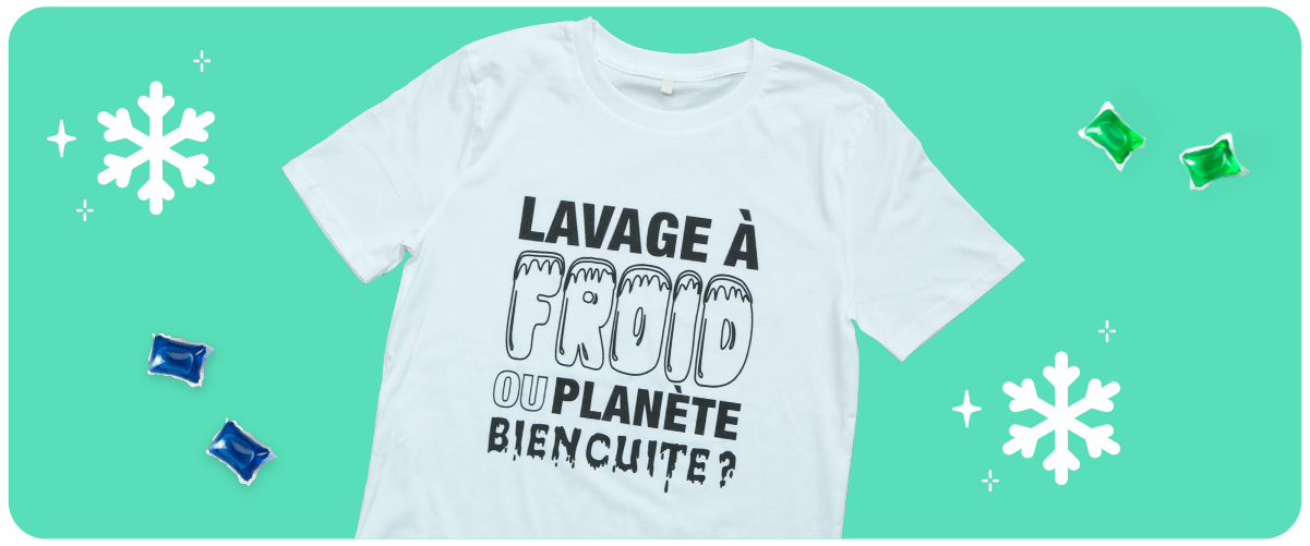 tee-shirt blanc au slogan "lavage à froid ou planète bien cuite" sur fond vert, entouré de deux flocons de neiges blancs, de deux capsules de lessive active vertes et de deux capsules de lessive sensitive bleues.