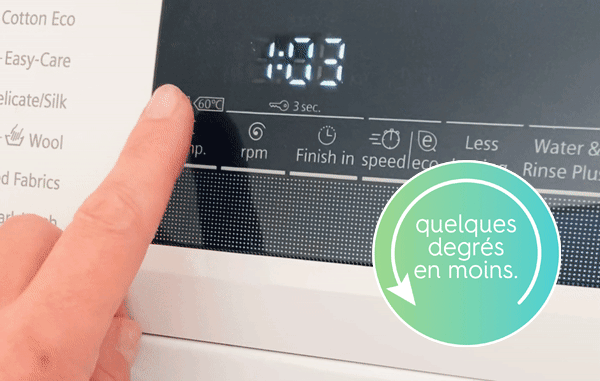 écran d’une machine à laver montrant une température de nettoyage de 30ºC et un cycle d’une durée de 2 heures.