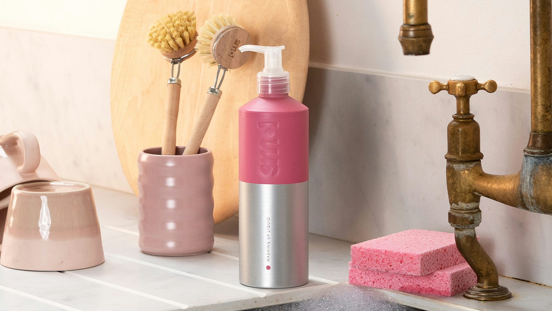 smol's washing up liquid aluminium bottle placed beside a kitchen sink