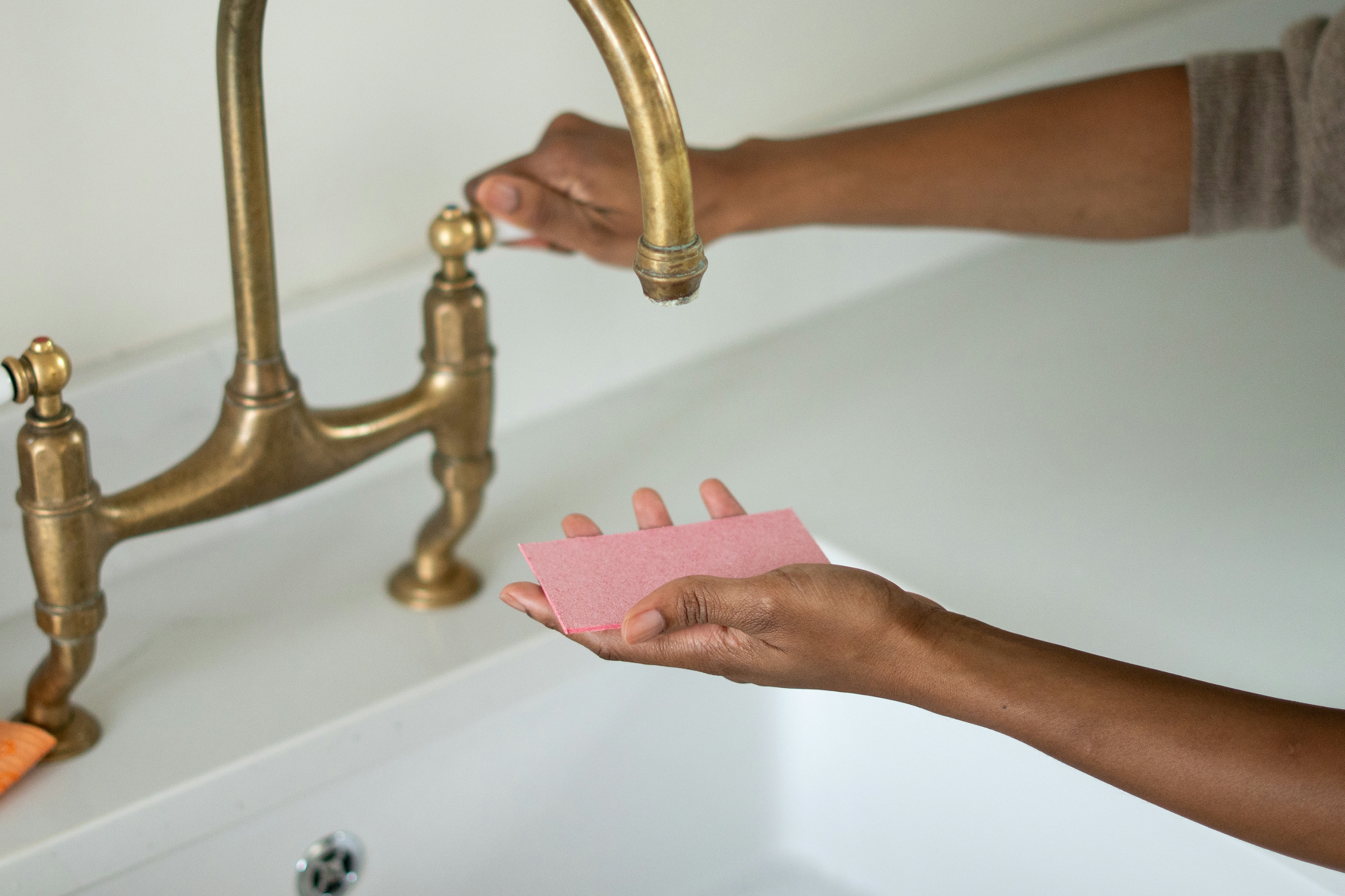 Adding water to flat-packed sponge